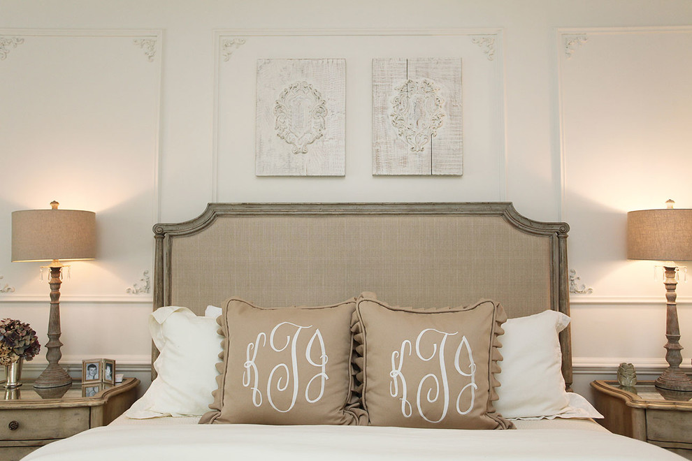 Esempio di una camera matrimoniale classica con pareti bianche e pavimento in legno massello medio