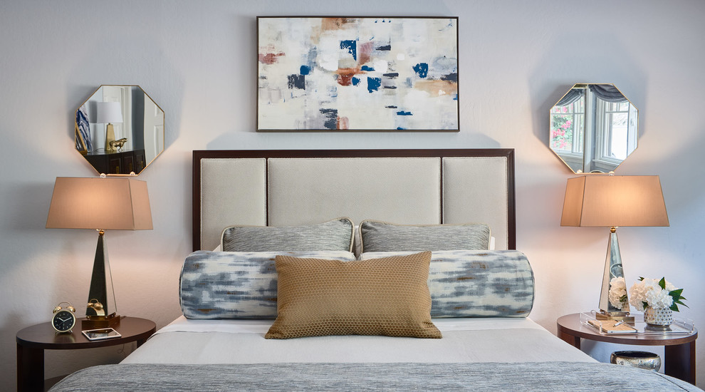 Стильный дизайн: хозяйская спальня среднего размера в стиле неоклассика (современная классика) с синими стенами, паркетным полом среднего тона и коричневым полом - последний тренд
