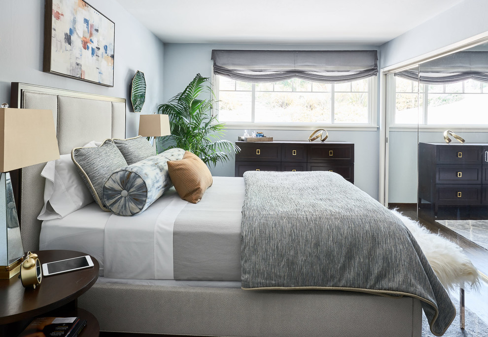 Diseño de dormitorio principal clásico renovado de tamaño medio con paredes azules, suelo de madera en tonos medios y suelo marrón