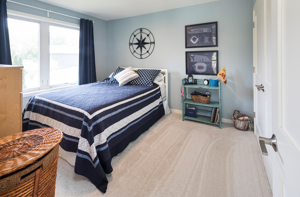 Immagine di una camera degli ospiti stile marino di medie dimensioni con pareti blu, moquette e pavimento beige