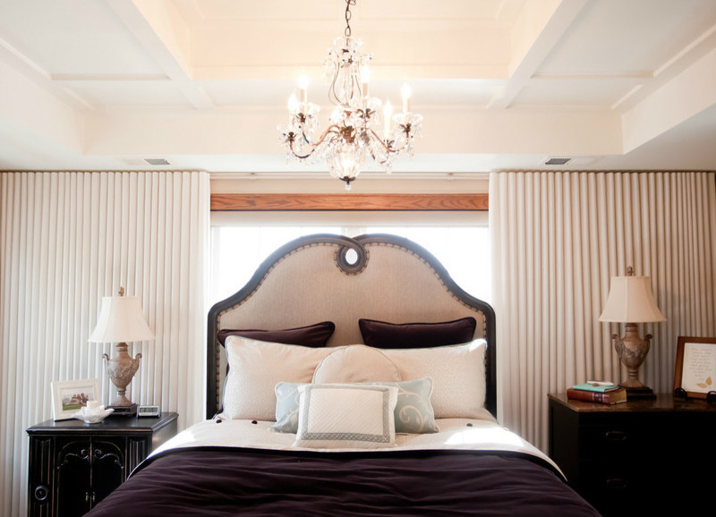 Пример оригинального дизайна: хозяйская спальня среднего размера в классическом стиле