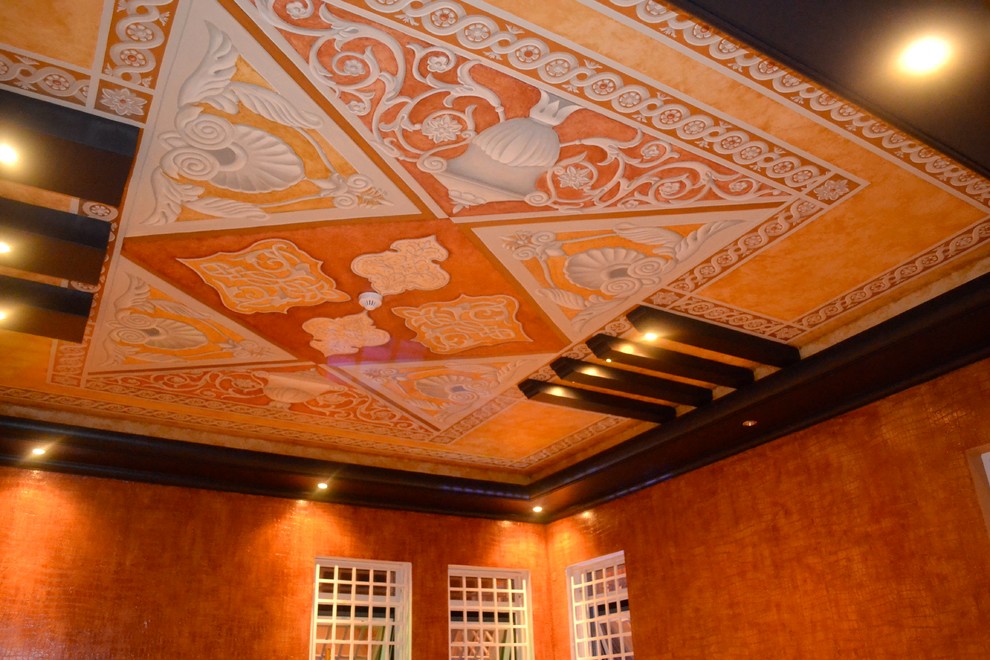 Geräumiges Stilmix Hauptschlafzimmer mit roter Wandfarbe und Porzellan-Bodenfliesen in Sonstige