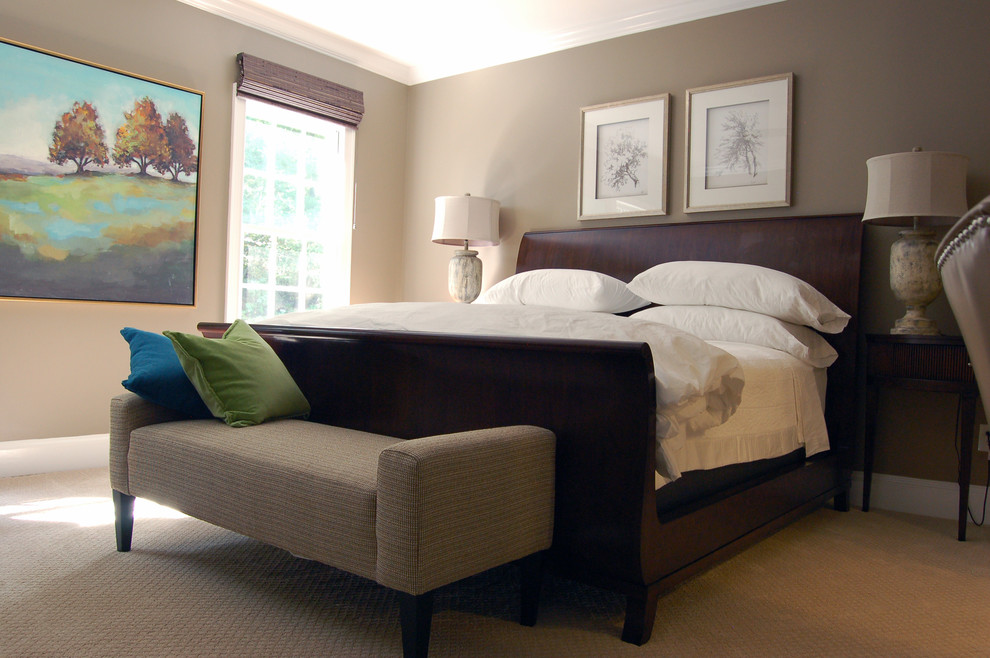 Пример оригинального дизайна: хозяйская спальня среднего размера в современном стиле с коричневыми стенами и ковровым покрытием