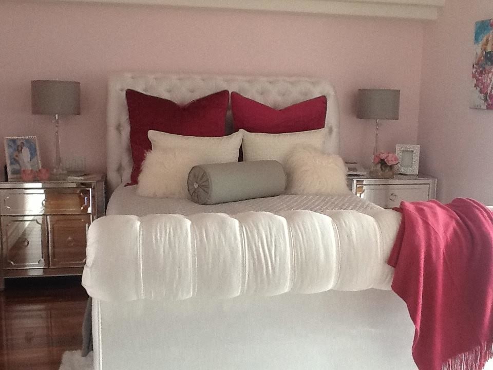 Свежая идея для дизайна: большая гостевая спальня (комната для гостей) в современном стиле с розовыми стенами и ковровым покрытием без камина - отличное фото интерьера