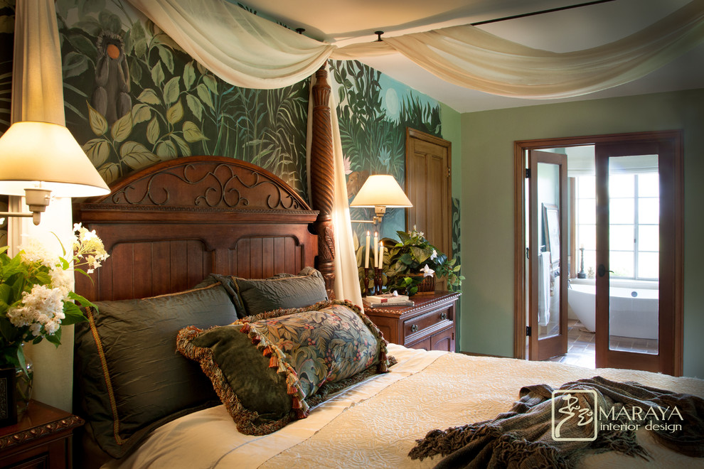 Foto di una camera matrimoniale tropicale di medie dimensioni con pareti verdi e pavimento in legno massello medio