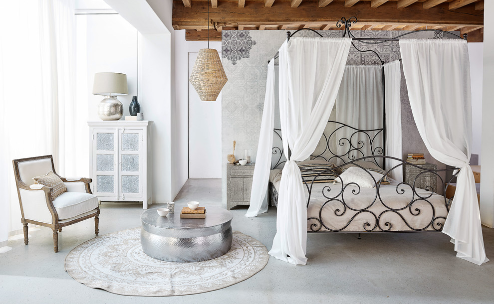 Esempio di una camera da letto mediterranea di medie dimensioni con pareti bianche e pavimento grigio