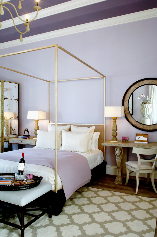 Immagine di una camera degli ospiti tropicale di medie dimensioni con pareti viola e pavimento in legno massello medio