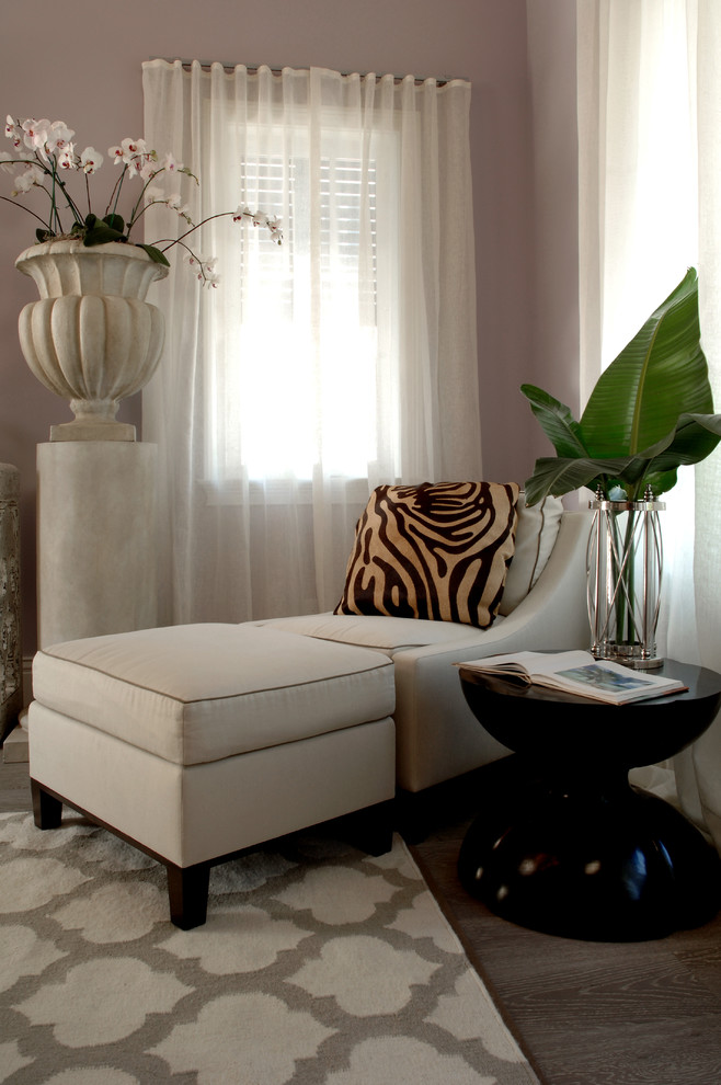 Esempio di una camera degli ospiti tropicale di medie dimensioni con pareti viola e pavimento in legno massello medio