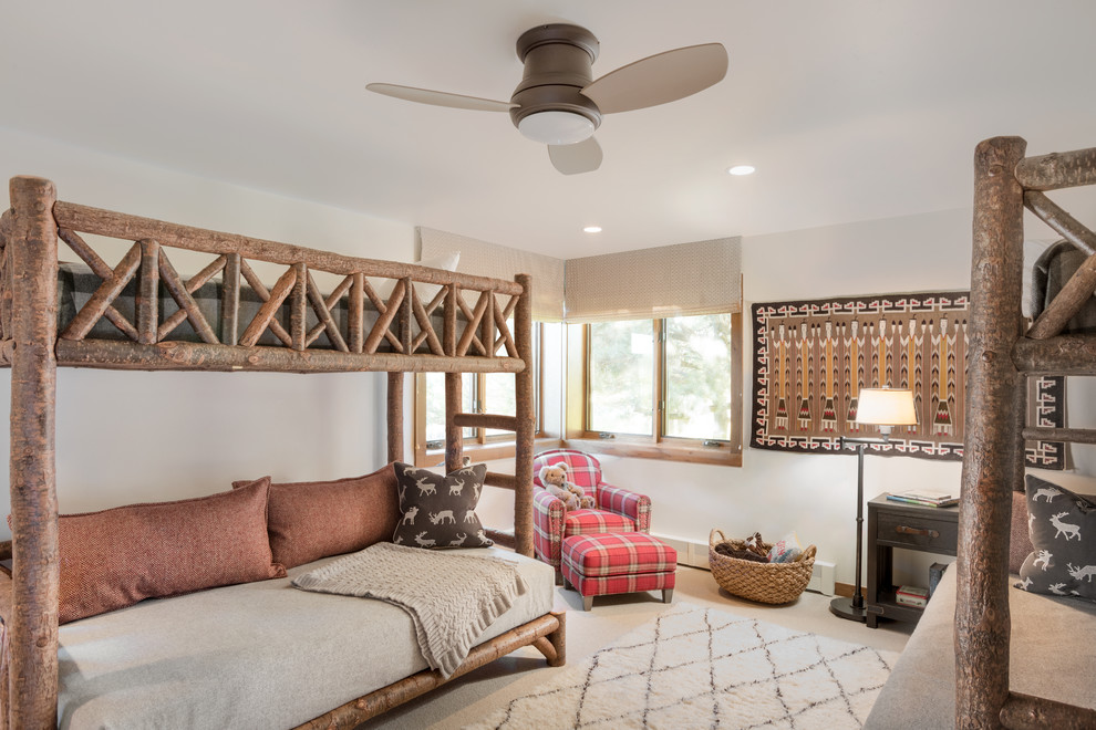 Imagen de habitación de invitados rural de tamaño medio sin chimenea con paredes beige, moqueta y suelo beige