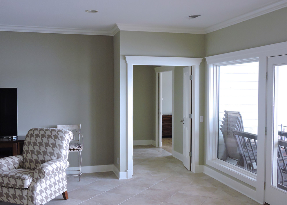 Cette photo montre une chambre parentale chic de taille moyenne avec un mur gris, un sol en carrelage de porcelaine et un sol beige.