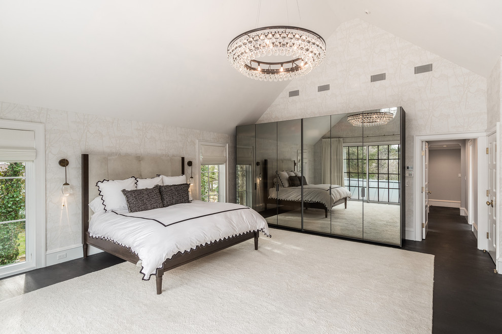 ニューヨークにある巨大なコンテンポラリースタイルのおしゃれな主寝室 (白い壁、濃色無垢フローリング、黒い床、三角天井、壁紙)