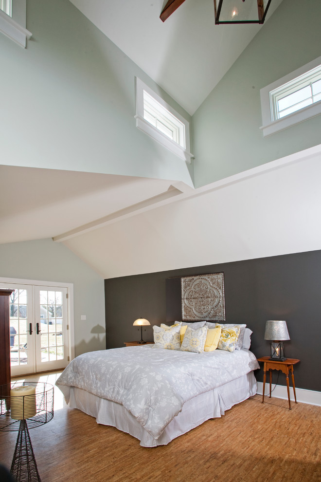 Imagen de dormitorio principal campestre grande con paredes grises y suelo de madera en tonos medios