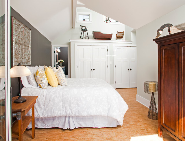 На фото: маленькая хозяйская спальня в стиле кантри с серыми стенами и полом из бамбука для на участке и в саду с