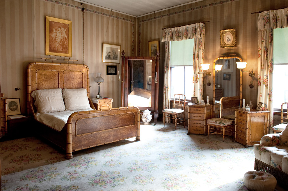 На фото: спальня в викторианском стиле с бежевыми стенами и ковровым покрытием