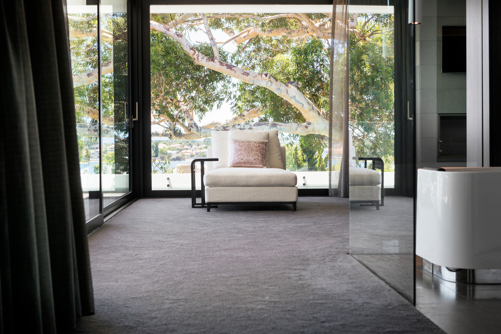 Geräumiges Modernes Hauptschlafzimmer mit weißer Wandfarbe, Teppichboden, Kamin und Kaminumrandung aus Stein in Perth
