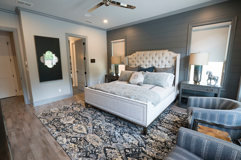 Ejemplo de dormitorio principal tradicional renovado grande con paredes grises, suelo de madera clara y suelo gris