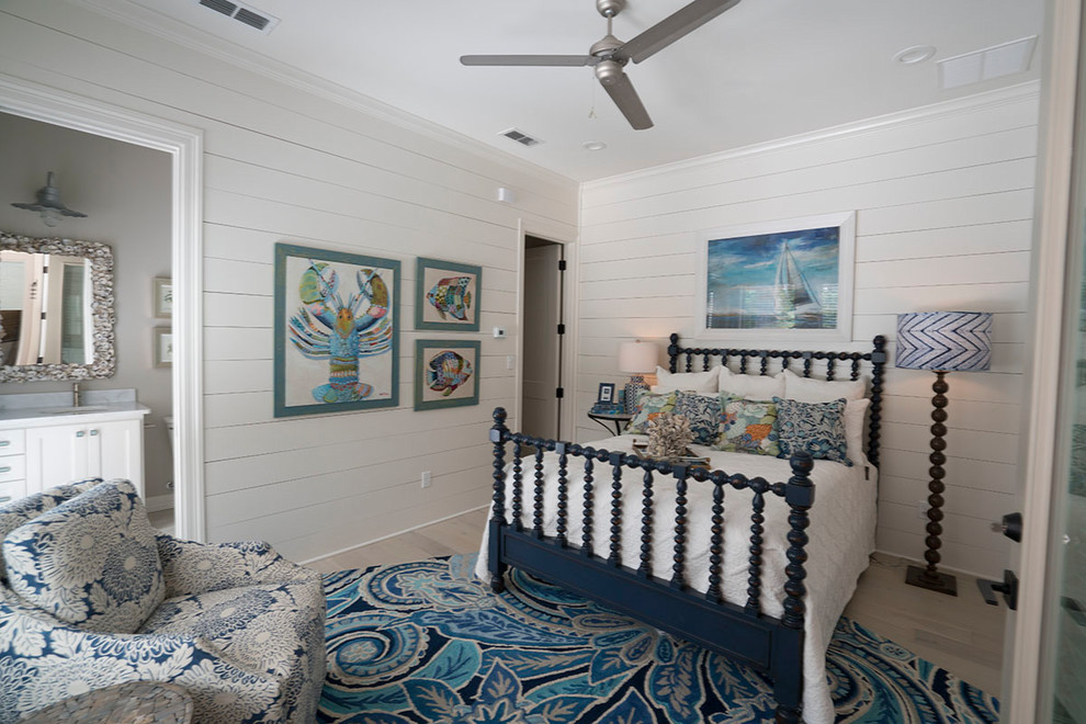 Modelo de habitación de invitados marinera de tamaño medio con paredes blancas, suelo de madera clara y suelo gris
