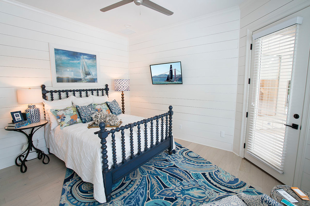 Стильный дизайн: гостевая спальня среднего размера, (комната для гостей) в морском стиле с белыми стенами, светлым паркетным полом и серым полом - последний тренд