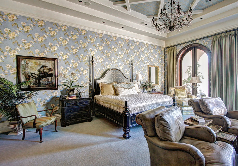 На фото: хозяйская спальня в викторианском стиле с разноцветными стенами и ковровым покрытием без камина с