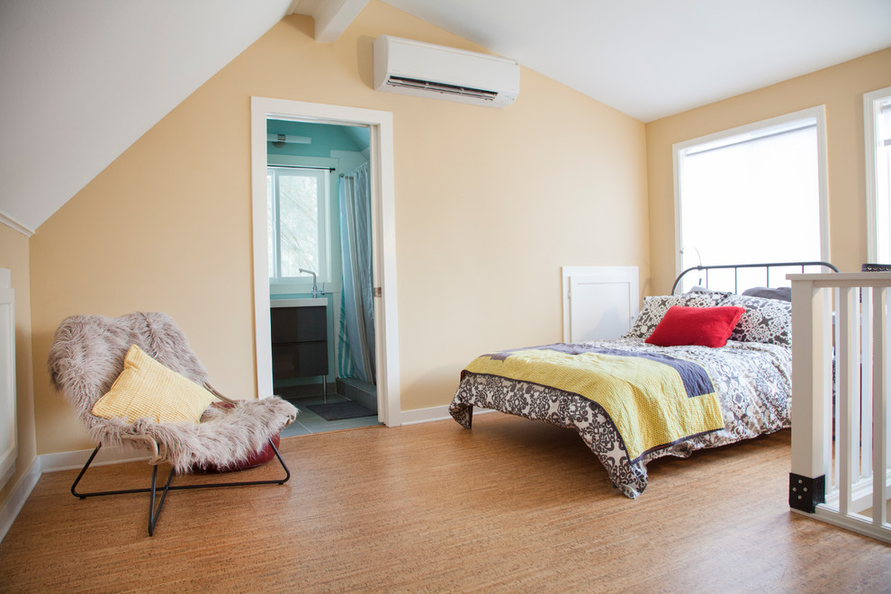Idée de décoration pour une petite chambre mansardée ou avec mezzanine design avec un mur beige et un sol en liège.