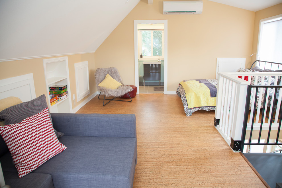 Kleines Modernes Schlafzimmer im Loft-Style mit beiger Wandfarbe und Korkboden in Portland