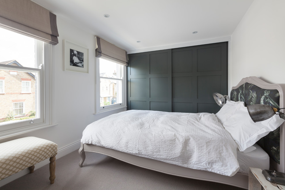 Imagen de dormitorio tradicional renovado de tamaño medio con paredes blancas, moqueta y suelo gris