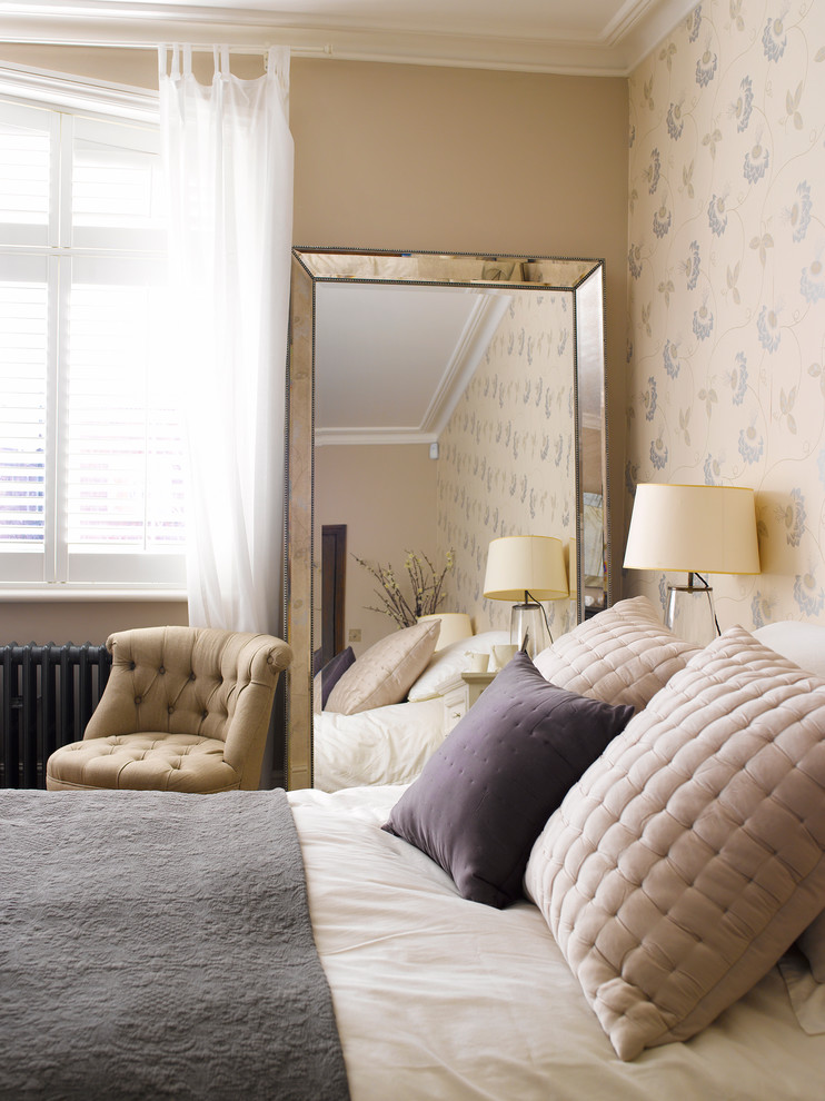 Klassisches Schlafzimmer mit beiger Wandfarbe und dunklem Holzboden in London