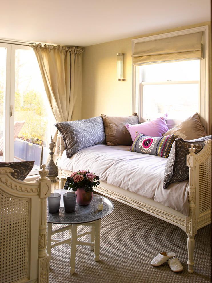 Immagine di una camera da letto mediterranea con pareti beige, moquette e pavimento beige