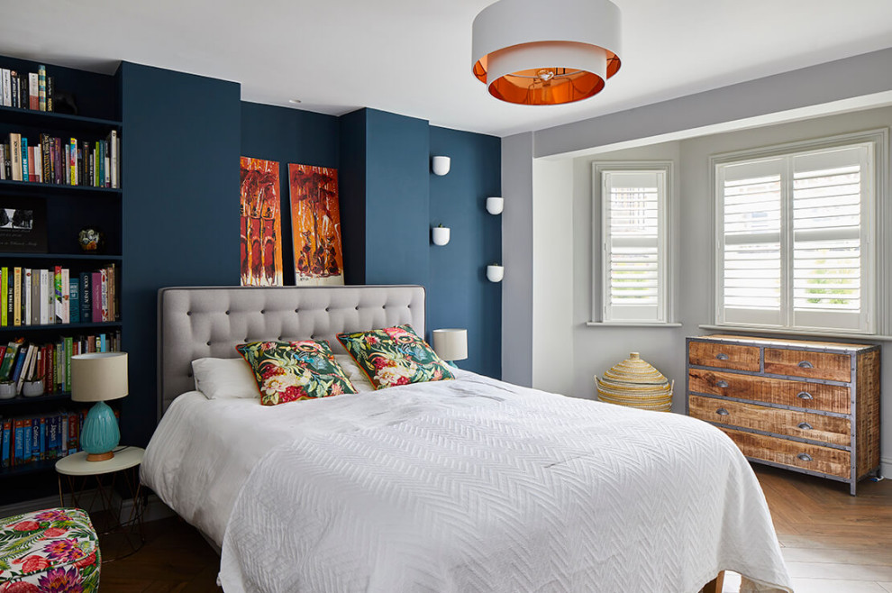 ロンドンにあるコンテンポラリースタイルのおしゃれな寝室 (青い壁、濃色無垢フローリング、茶色い床) のレイアウト