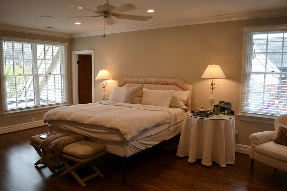 Ejemplo de dormitorio principal clásico grande con paredes grises y suelo de madera en tonos medios