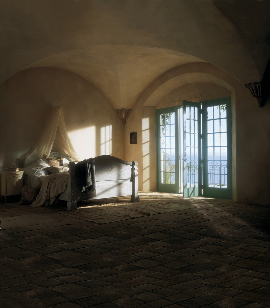 Diseño de dormitorio principal mediterráneo extra grande con paredes beige y suelo de baldosas de cerámica