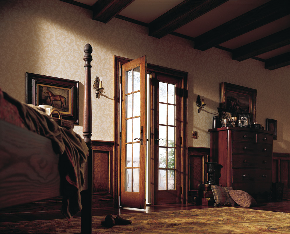 Свежая идея для дизайна: хозяйская спальня среднего размера в викторианском стиле с бежевыми стенами и ковровым покрытием без камина - отличное фото интерьера