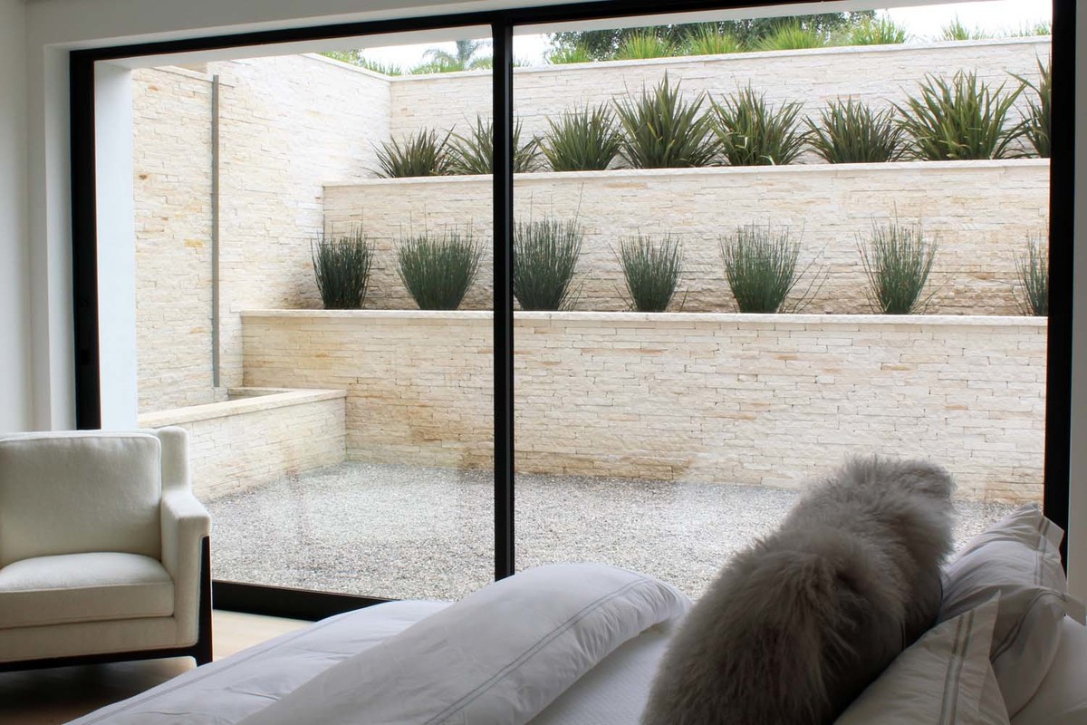 Inspiration pour une chambre d'amis minimaliste de taille moyenne avec un mur blanc, parquet clair, aucune cheminée et un sol beige.