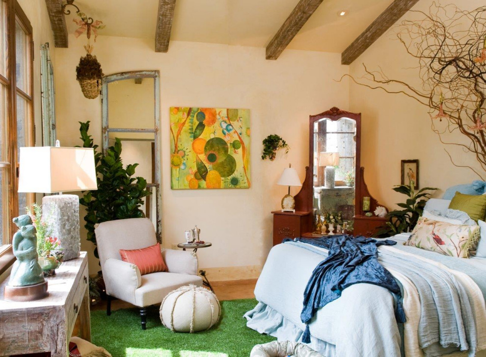 Inspiration pour une chambre d'amis design de taille moyenne avec un mur beige, sol en béton ciré, un sol multicolore et poutres apparentes.