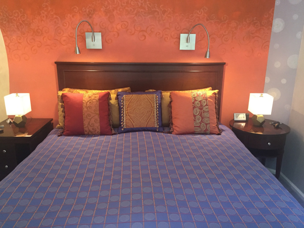 Ejemplo de dormitorio principal actual de tamaño medio con paredes multicolor, moqueta, suelo multicolor y vigas vistas