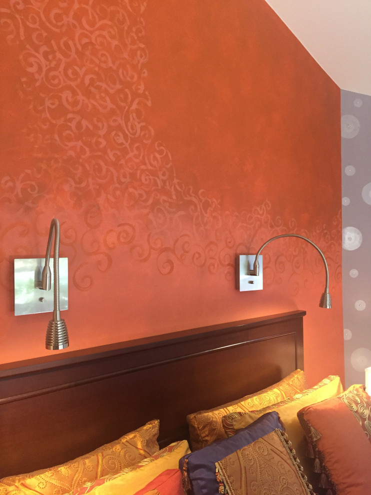 На фото: хозяйская спальня среднего размера в современном стиле с разноцветными стенами, ковровым покрытием, разноцветным полом и балками на потолке