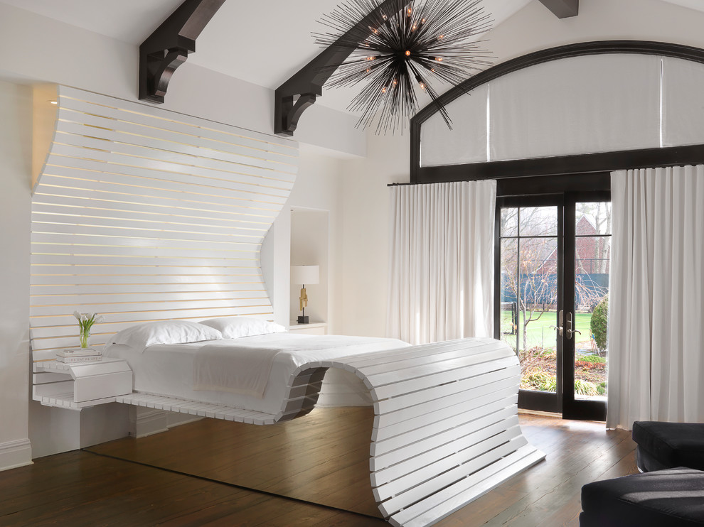 Ispirazione per una camera matrimoniale contemporanea con pareti bianche, pavimento in legno massello medio e pavimento marrone