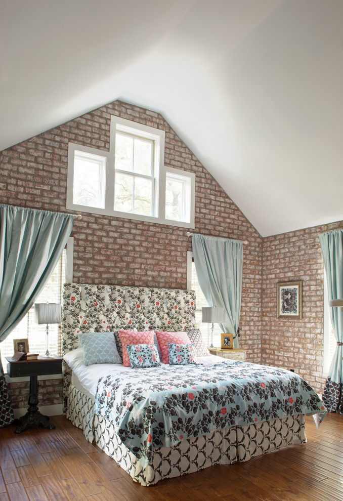 Imagen de dormitorio tradicional con suelo de madera en tonos medios