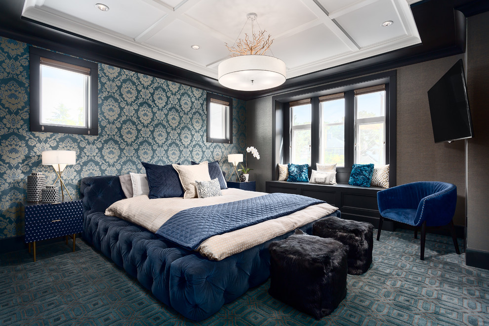 На фото: хозяйская спальня среднего размера в стиле неоклассика (современная классика) с ковровым покрытием, бирюзовым полом и разноцветными стенами с