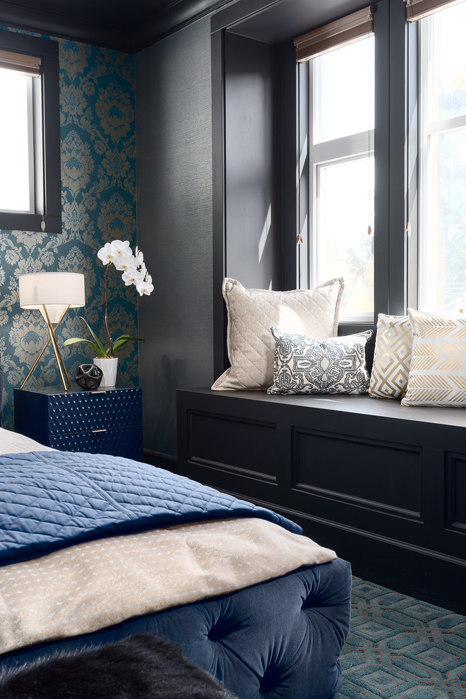 Стильный дизайн: хозяйская спальня среднего размера в стиле неоклассика (современная классика) с коричневыми стенами, ковровым покрытием и бирюзовым полом - последний тренд