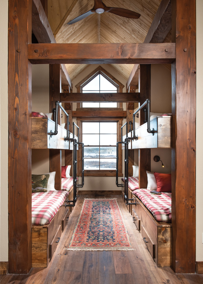 Идея дизайна: гостевая спальня (комната для гостей) в стиле рустика с бежевыми стенами, темным паркетным полом и коричневым полом