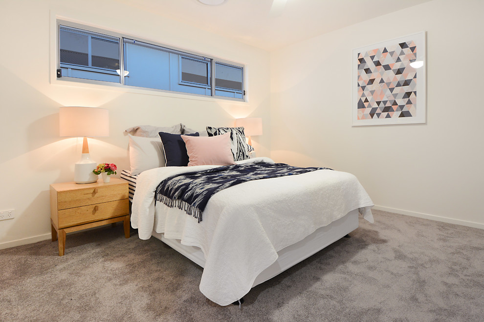 На фото: гостевая спальня среднего размера, (комната для гостей) в современном стиле с белыми стенами, ковровым покрытием и серым полом с