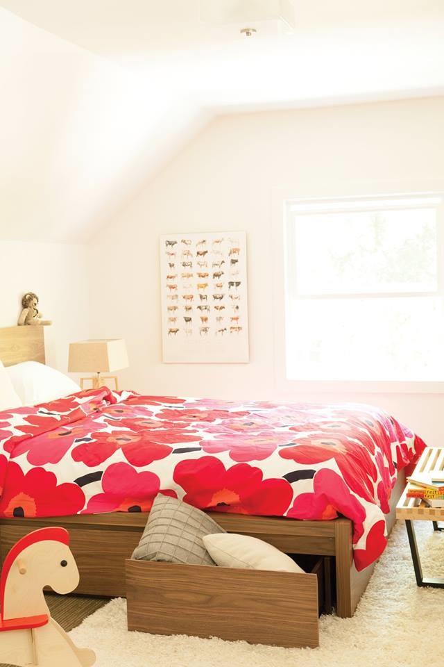 カルガリーにある中くらいなミッドセンチュリースタイルのおしゃれな主寝室 (白い壁、無垢フローリング、暖炉なし、茶色い床) のレイアウト