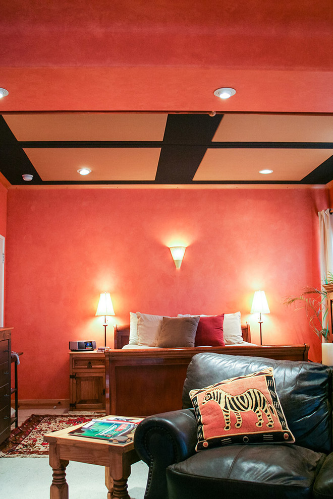 ロサンゼルスにある中くらいなコンテンポラリースタイルのおしゃれな主寝室 (オレンジの壁、淡色無垢フローリング、暖炉なし) のインテリア