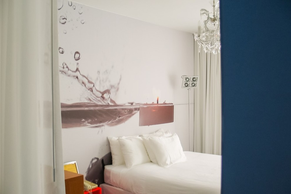 ロサンゼルスにある中くらいなモダンスタイルのおしゃれな客用寝室 (白い壁、暖炉なし)