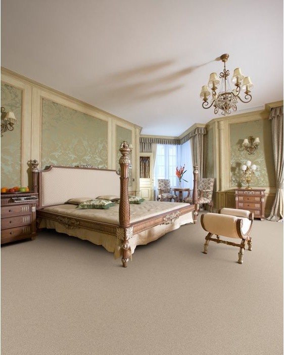 На фото: большая хозяйская спальня в викторианском стиле с зелеными стенами, ковровым покрытием и бежевым полом