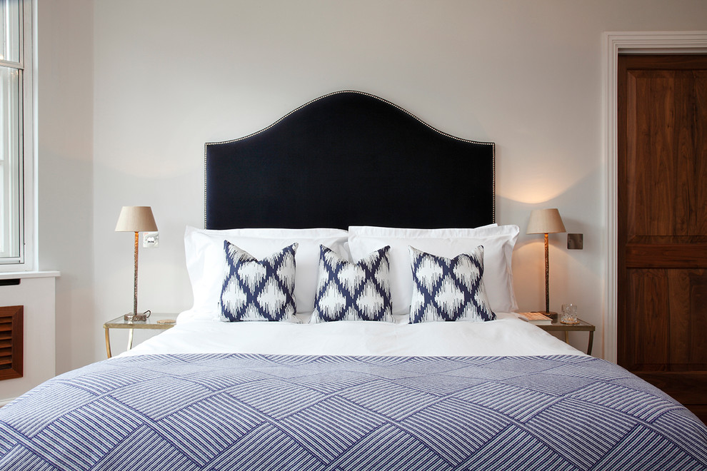 На фото: спальня в стиле неоклассика (современная классика) с серыми стенами с