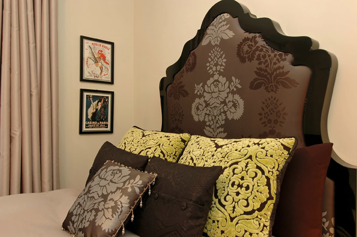 Пример оригинального дизайна: спальня среднего размера в стиле модернизм с серыми стенами и ковровым покрытием