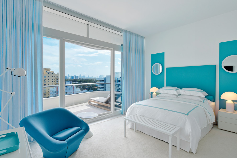 Источник вдохновения для домашнего уюта: спальня в современном стиле с белыми стенами, белым полом и синими шторами