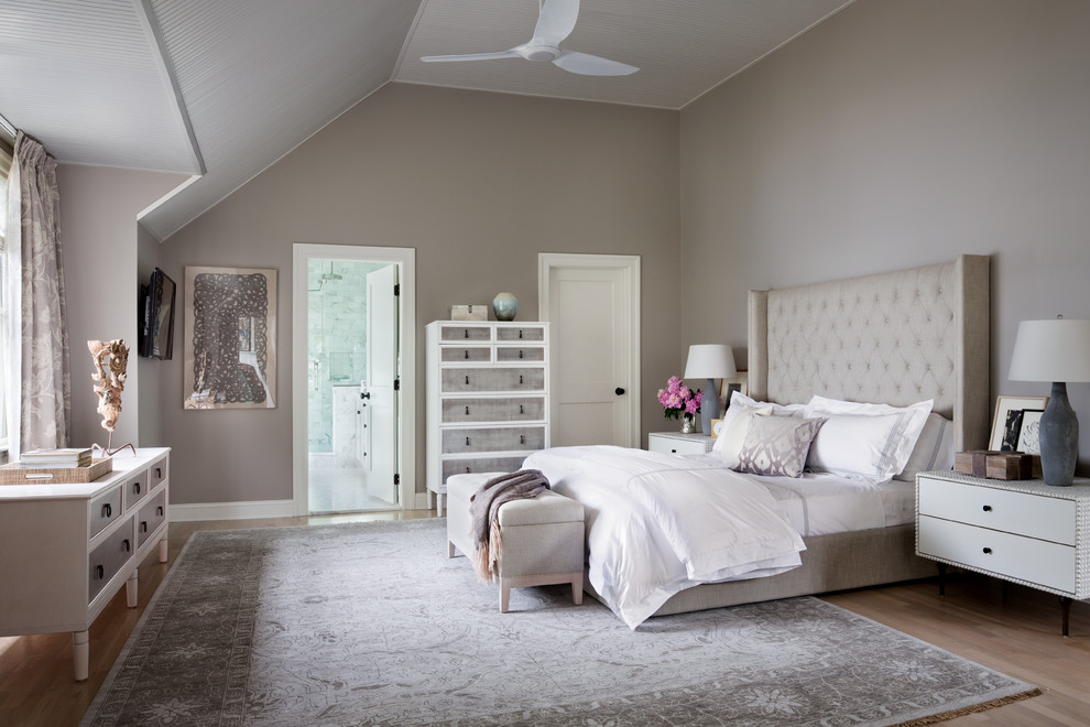 Идея дизайна: хозяйская спальня в стиле неоклассика (современная классика) с коричневыми стенами и светлым паркетным полом без камина